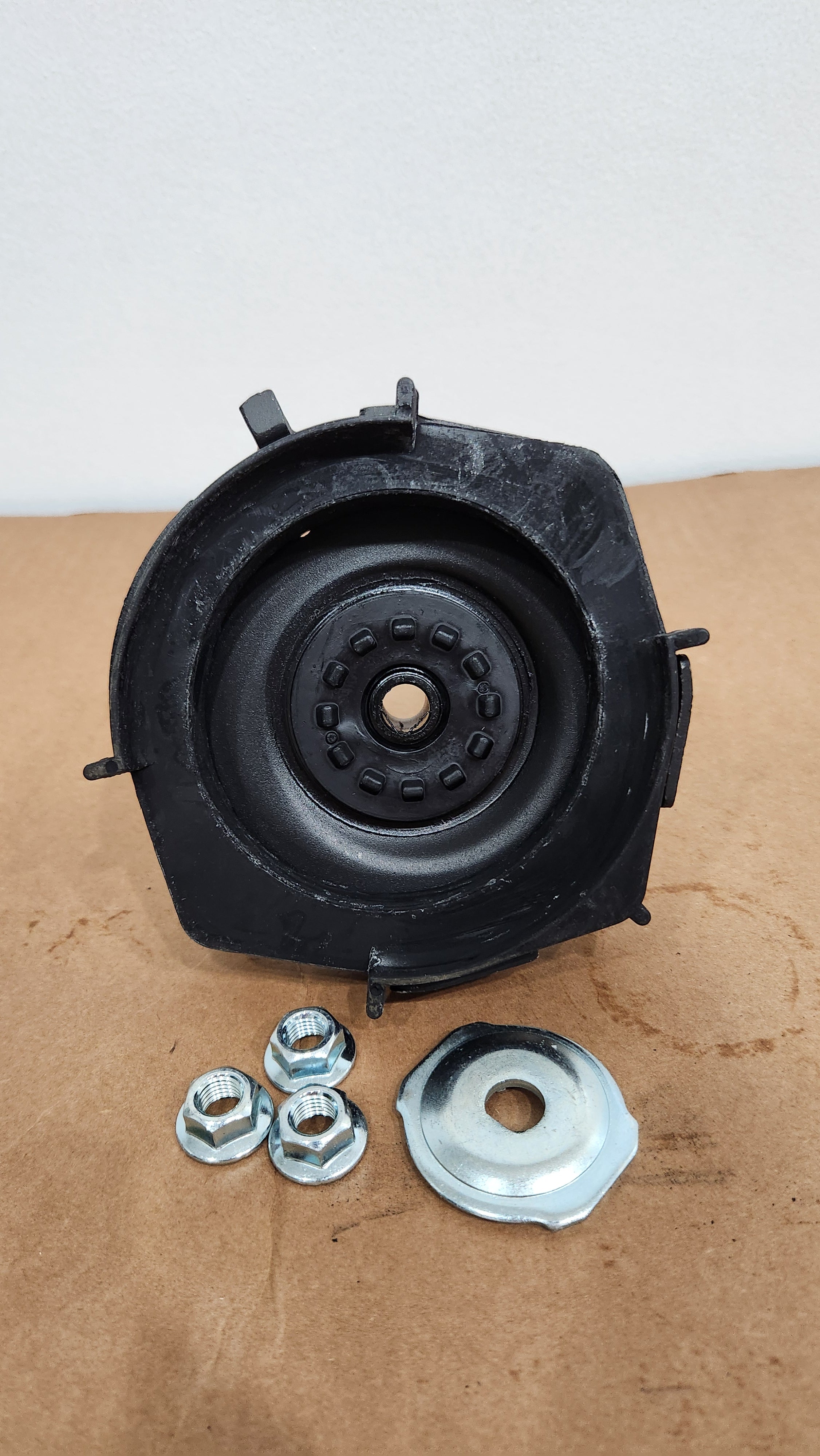 JPN - RR LH SHOCK ABSORBER MOUNTING - JPN-B25D-28-380 - FORD LYNX 1999-2004 3 STUD
